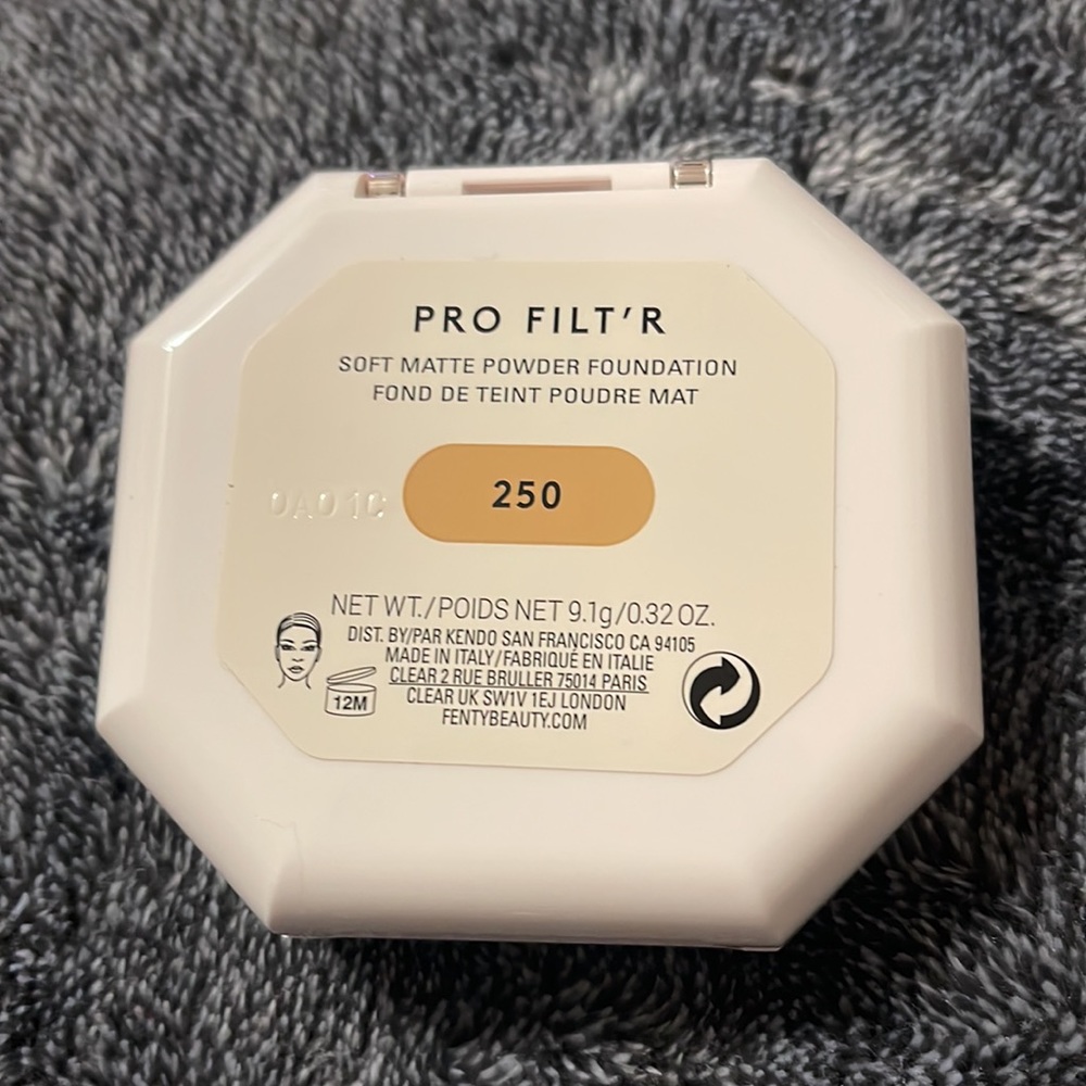 Fenty 250 Pro Filt’r Soft Matte Longwear Powder Foundation - Picture 6 of 6